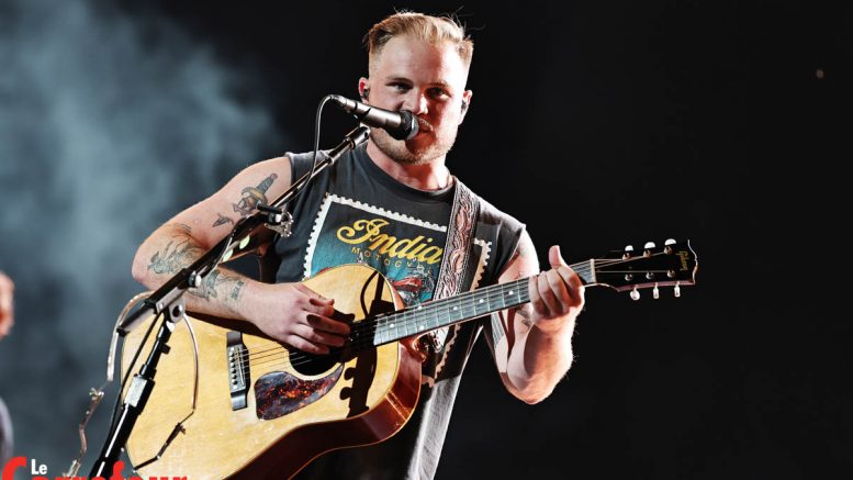 Zach Bryan, auteur-chanteur-guitariste sur les plaines d'Abraham pour le FEQ. (Crédit photo : Philippe Moussette)