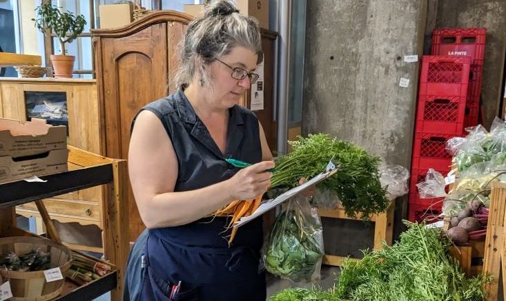 Annick Béland Morin, directrice du Marché de proximité de Québec prépare les commandes des adhérents (Crédit photo : Noémie Berne)