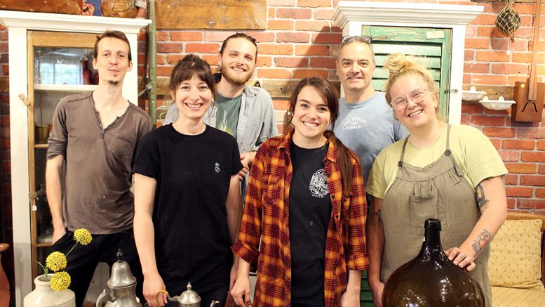 Fred-Éric Lemelin et l'équipe des Ateliers de la Pente Douce. De gauche à droite : Adrien Pasquier, Marie-Pier Lefebvre, Théo Blomme, Pascale Ouellet, Fred-Éric Lemelin et Yanica Boivin (Crédit photo : Estelle Lévêque)