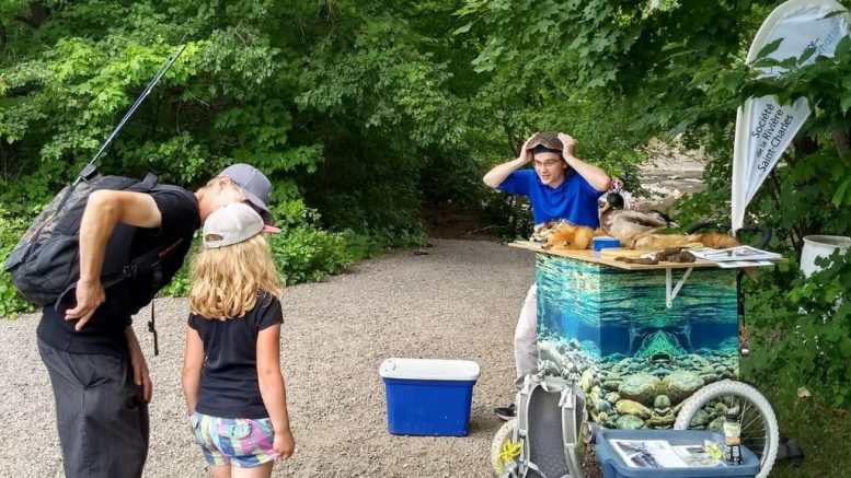 Groupe de personnes qui font de la sensibilisation à l'eau