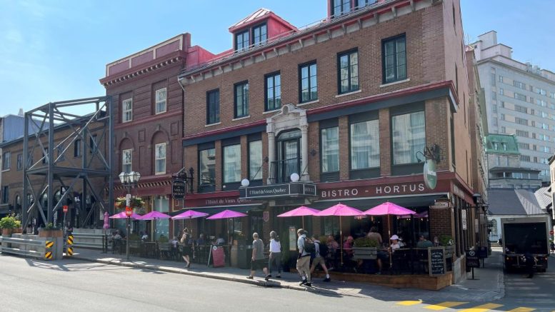 Quelques commerces du Vieux-Québec. (Crédit photo : Mélissa Gaudreault)