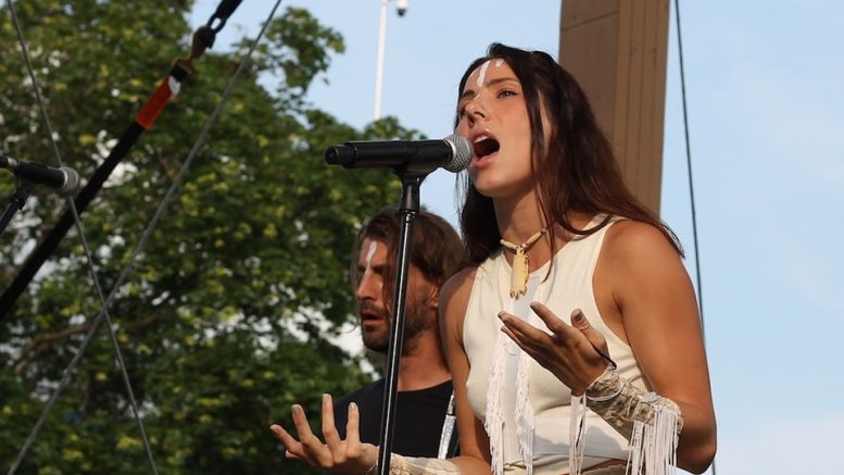 Anyma, lors du FEQ 2023, sur la scène Série-Découverte. (Crédit photo : Estelle Lévêque)