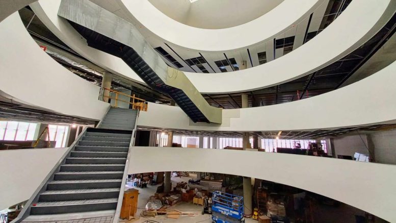 Au centre de la nouvelle bibliothèque Gabrielle-Roy, un atrium circulaire relie les différents étages. Celui-ci accueillera divers escaliers ainsi que l’œuvre de l’artiste Micheline Beauchemin. (Crédit photo : Estelle Lévêque)