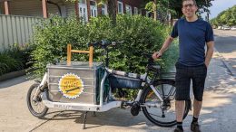 Avec son vélo cargo, Alexandre St-Laurent se déplace à domicile pour l'entretien des vélos (Crédit Noémie Berne)