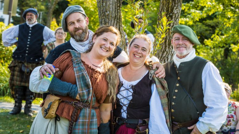 Quatre participants au Festival Celtique de Québec au domaine Maizerets. (Crédit photo : Festival Celtique de Québec)