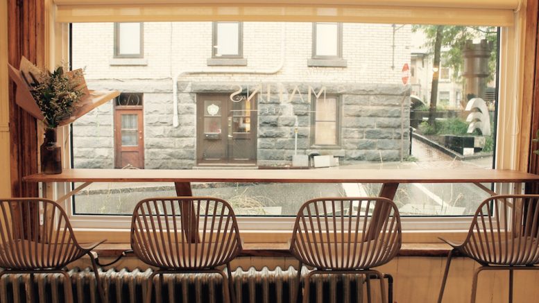 Le café Dix Mille Matins, sur la rue d'Aiguillon. (Crédit photo : Estelle Lévêque)