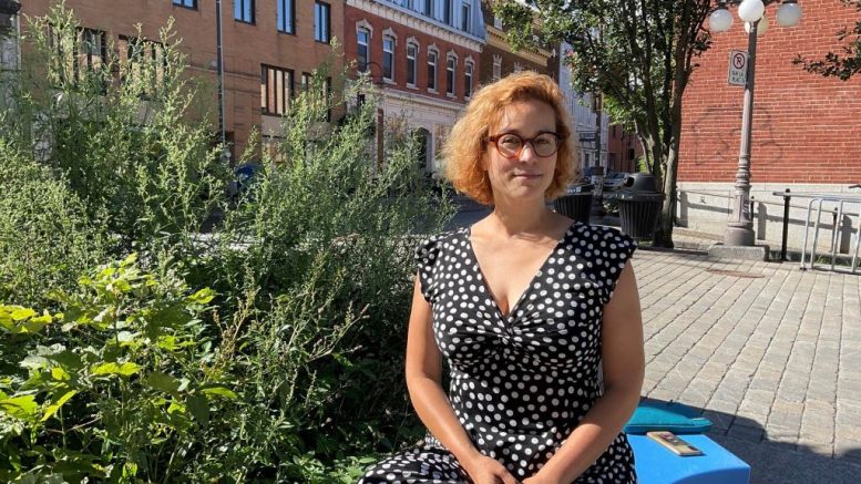 Pascaline Lamarre, sur le parvis de l'Église Saint-Jean-Baptiste. (Crédit photo : Estelle Lévêque)