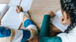 Vêtements d’automne, fournitures scolaires ou encore services spécialisés : la fondation Petits Bonheurs d'École soutient environ 300 familles par an. (Crédit photo : Katerina Holmes.)