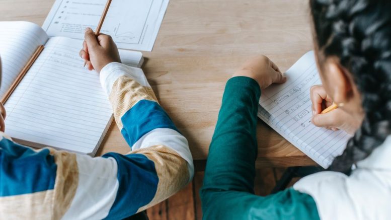 Vêtements d’automne, fournitures scolaires ou encore services spécialisés : la fondation Petits Bonheurs d'École soutient environ 300 familles par an. (Crédit photo : Katerina Holmes.)