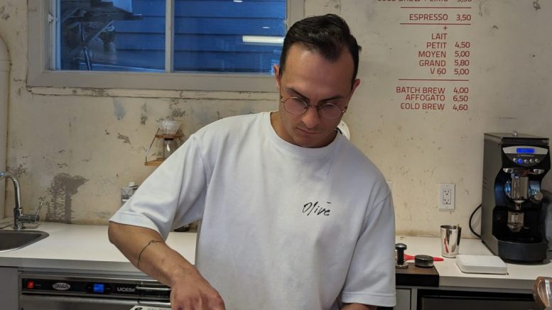 Sami Boudaya, propriétaire du Café Olive, sur l'avenue Cartier. (Crédit photo : Noémie Berne)