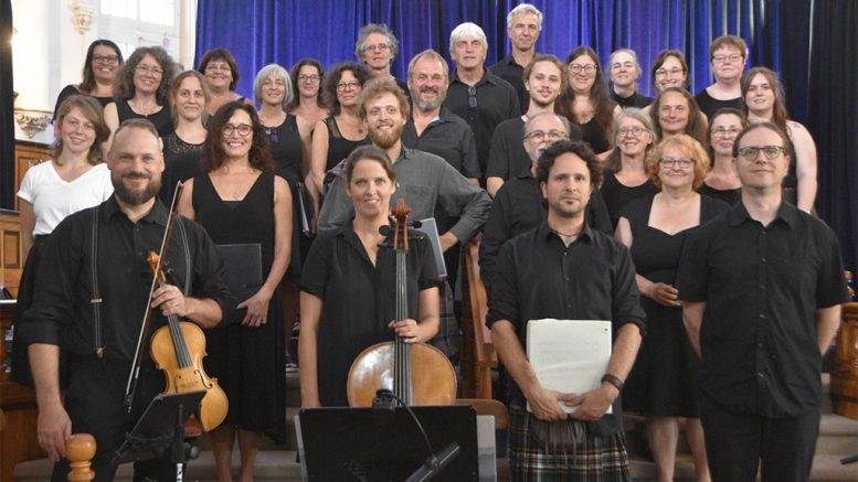 Le Chœur celtique de Saint-Malachie est composé d’une trentaine de choristes, de trois musiciens et d’un directeur. (Crédit photo : Courtoisie)