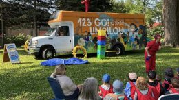 Le minibus de l'organisme se déplace dans les parcs de la ville pour le plus grand plaisir des familles. ( Crédit photo : Initiative 1, 2, 3 Go! Limoilou )