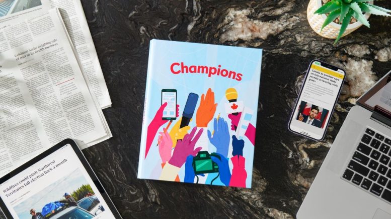 Le livre Champions, qui met en lumière des personnalités du journalisme, de Médias d'Info-Canada. (Crédit photo : Médias d'Info-Canada)