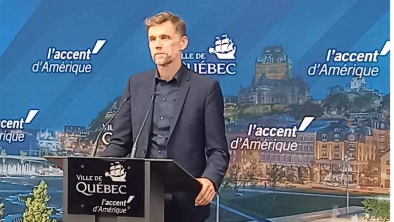 Le maire Bruno Marchand, à l’hôtel de ville de Québec. (Crédit photo : Estelle Lévêque)