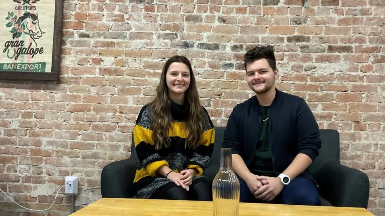 Anabel et Samuel de Guise, propriétaires du café bistro L'Échappatoire. (Crédit photo : Estelle Lévêque)