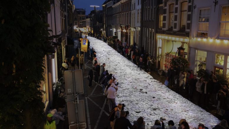 Image d'archive de l'œuvre Littérature vs Trafic, du collectif Luzinterruptus. (Crédit photo : Montana Pulido)