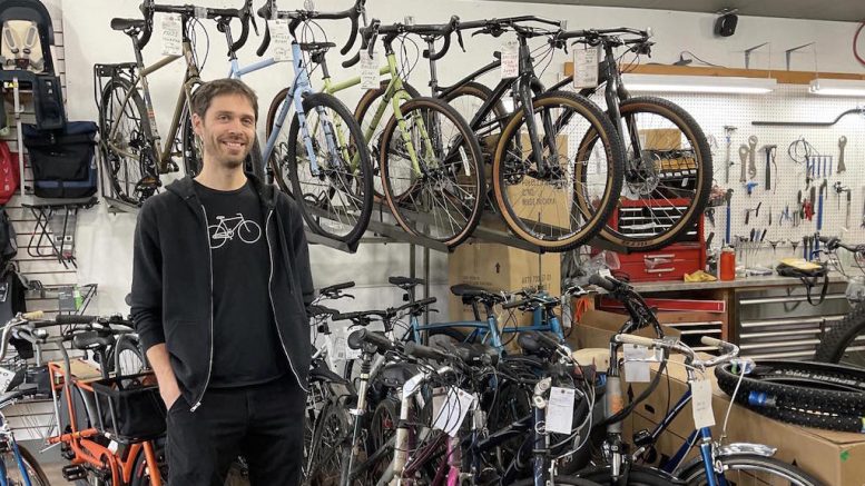 Étienne Babin, propriétaire de l'atelier et magasin Vélo Basse-Ville, dans le quartier Saint-Sauveur. (Crédit photo : Estelle Lévêque)