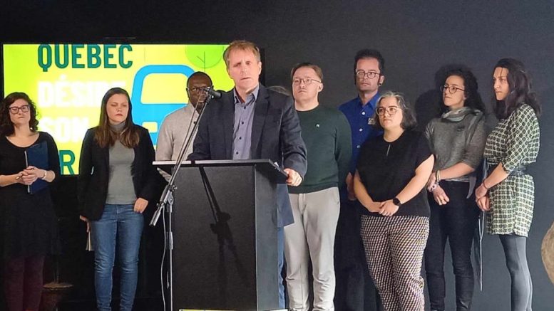 Alexandre Turgeon, du Conseil régional de l'environnement de la Capitale-Nationale, entouré des différentes personnes ayant soutenu la prise de parole de Québec Désire Son Tramway. (Crédit photo : Estelle Lévêque)