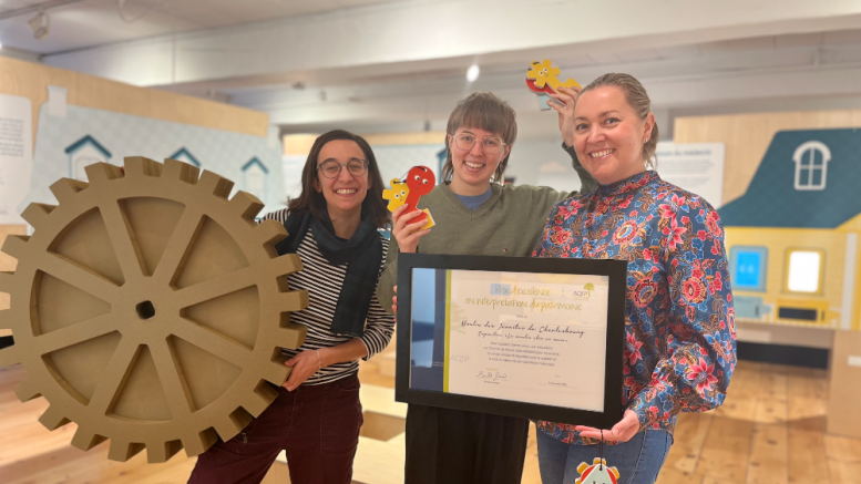 Quelques membres de l'équipe du Moulin des Jésuites. De gauche à droite ; Mélise Roy-Bélanger, chargée de projet, Émilie Jean, chargée de l’action éducative et Delphine Delmas, directrice générale . (Crédit photo : Moulin des Jésuites)