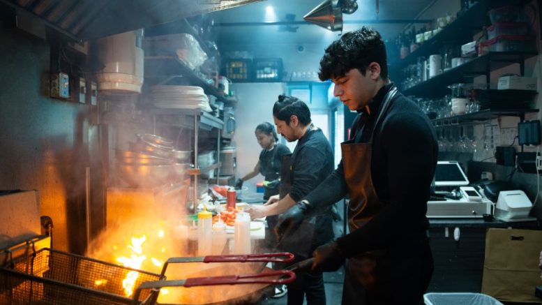 Javier Campos Huaman et Daniel Alejandro Huertas ont cofondé le restaurant Lima. Aujourd'hui, ce premier en est propriétaire aux côtés de Émilie Couillard, Tanya Lecuyer et Nicolas Lerda. (Crédit photo : Resto-Bar Lima)