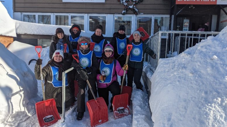 Quelques membres du service Voisins Solidaires, devant les locaux du Service d’Entraide Basse-Ville. (Crédit photo : Voisins Solidaires)