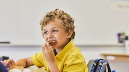 Dans la Capitale-Nationale, plus de 1900 enfants commencent leur journée d’école le ventre vide, alerte le Club des petits-déjeuners. (Crédit photo : Club des petits déjeuners)