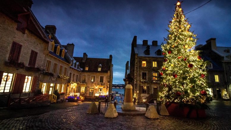 La place Royale, dans le Petit-Champlain, pendant le temps des fêtes. (Crédit photo : Estelle Lévêque)