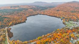 Le lac Saint-Charles se situe à la limite nord du territoire de la ville de Québec, à la jonction de la municipalité des cantons unis de Stoneham-et-Tewkesbury et de la ville de Lac-Delage. (Crédit photo : Agiro)