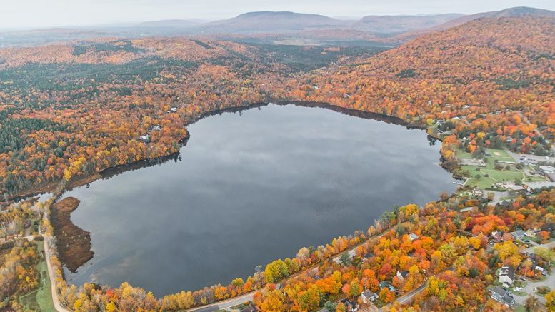 Le lac Saint-Charles se situe à la limite nord du territoire de la ville de Québec, à la jonction de la municipalité des cantons unis de Stoneham-et-Tewkesbury et de la ville de Lac-Delage. (Crédit photo : Agiro)