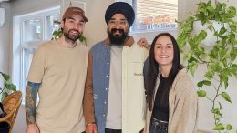 Jonathan Jacques, Singh Navpreet et Chantal Mathieu, anciens et nouveau propriétaires du Philtre Café. (Crédit photo : Philtre Café)