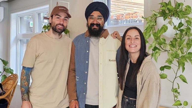 Jonathan Jacques, Singh Navpreet et Chantal Mathieu, anciens et nouveau propriétaires du Philtre Café. (Crédit photo : Philtre Café)