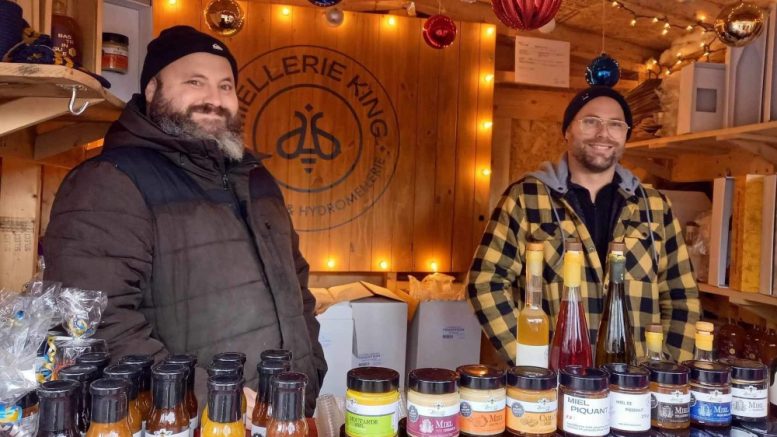 René et Frédéric Bougie, de la Miellerie King, au Marché de Noël de Québec 2023. (Crédit photo : Estelle Lévêque)