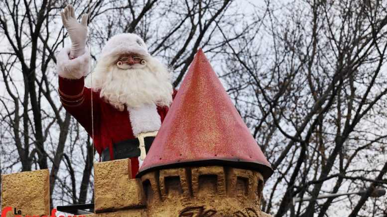 Le père Noël était présent à la Parade des jouets.