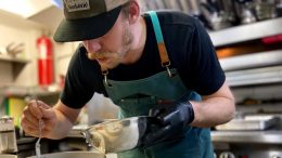 Rémi Harvey, chef et copropriétaire du restaurant Le Hobbit. (Crédit photo : Courtoisie Le Hobbit)