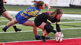 Deux joueuses de rugby en action.