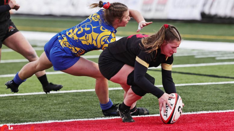 Deux joueuses de rugby en action.