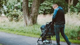 De jeunes parents de Saint-Émile espèrent avoir prochainement accès à un espace vert pour leurs enfants. (Crédit photo : Lisa Fotios - Pexels)