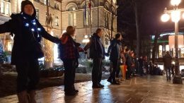 Québec désire son tramway organisait, hier soir, un rassemblement citoyen devant l'hôtel de ville. (Crédit photo : Estelle Lévêque)