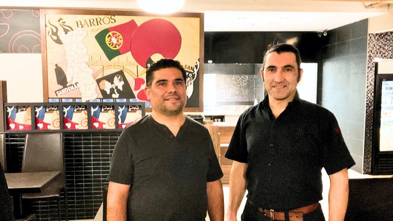 Guillermo Acevedo, ancien propriétaire du Sol Latino et Stoyan Napoleonov, ancien propriétaire du Poulet Portugais, s'associent pour créer le nouveau restaurant Grillades Pico Loco. (Crédit photo : Estelle Lévêque)