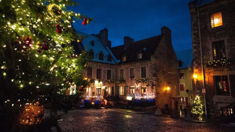 Le 25 et 26 décembre 2023, quels services et commerces seront ouverts ? Photo : La place Royale, dans le petit Champlain, pour Noël. (Crédit : Estelle Lévêque)