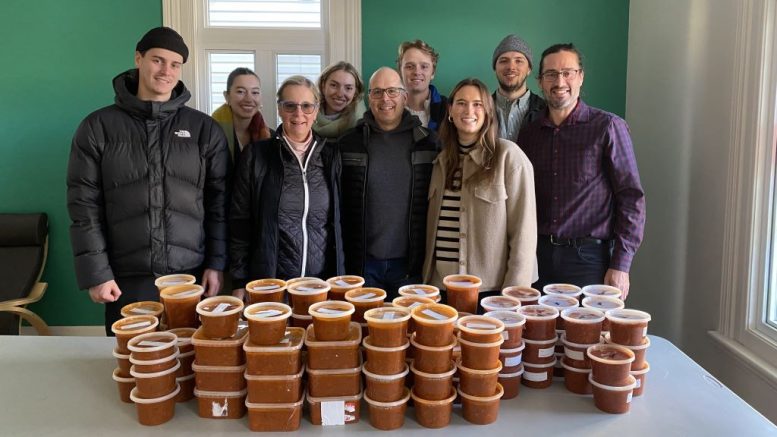 Plusieurs membres de la famille Gingras, aux côtés de Steven Ouellet, directeur du Carrefour des Enfants de Saint-Malo. (Crédit photo : Courtoisie)