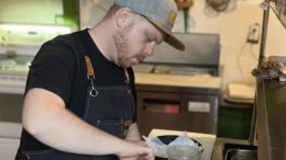 Jason Aubut, chef et copropriétaire du restaurant Sinsemilla. (Crédit photo : Noémie Berne)