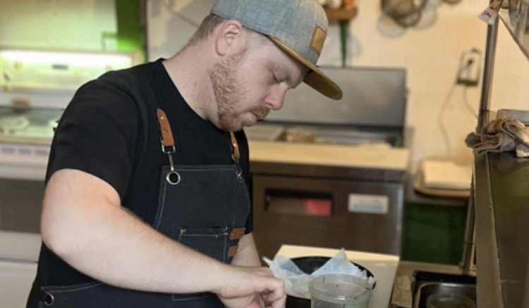 Jason Aubut, chef et copropriétaire du restaurant Sinsemilla. (Crédit photo : Noémie Berne)