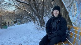 Dominik Harvey, étudiant en cinéma à l’université Laval, dans la côte Badelard. (Crédit photo : Estelle Lévêque)