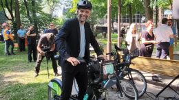 Le maire Bruno Marchand, à vélo. (Crédit photo : Courtoisie)