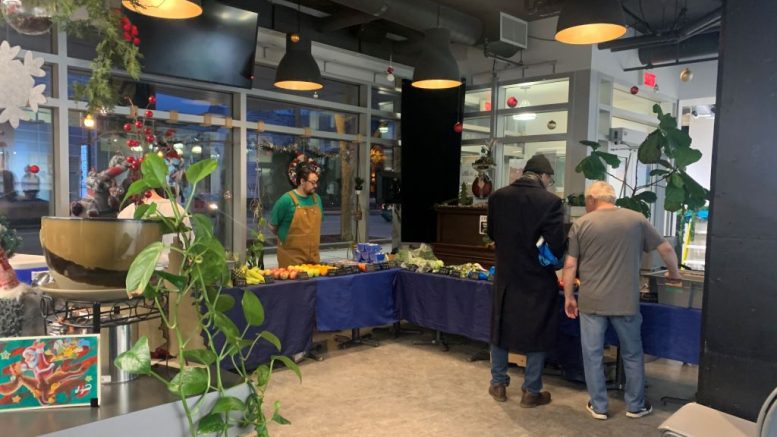 Les marchés solidaires au Café PECH-Sherpa, initiative pour la sécurité alimentaire, reprendront dès le 24 janvier, tous les mardis soirs. (Crédit photo : Laurie Boivin)