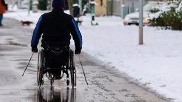 Des personnes en situation de handicap font face à certaines faiblesses du déneigement a Quebec. (Crédit photo : Efrem Efre)