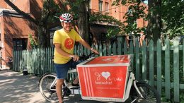 Jean-Étienne Billette, propriétaire de Sandwicherie Fastoche, à vélo-cargo. (Crédit photo : Courtoisie)