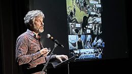 Michel Giguère, concepteur et animateur des Rendez-vous de la BD, lors de la diapo-conférence « Londres au XIXe siècle » . (Crédit photo : Courtoisie)