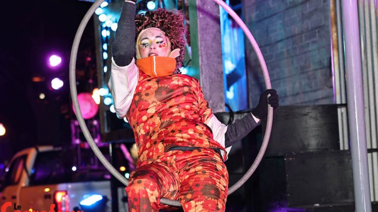 Le défilé du Carnaval de Québec a rassemblé les spectateurs sur la Grande-Allée, samedi soir. (Crédit photo : Philippe Moussette)